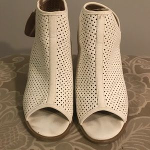 White peep toe heel 7.5